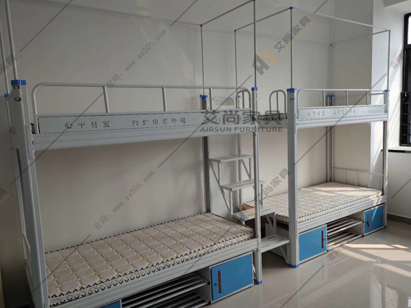 深圳某學(xué)校宿舍床上驚現(xiàn)”心中有愛(ài),同護(hù)宿舍環(huán)境”